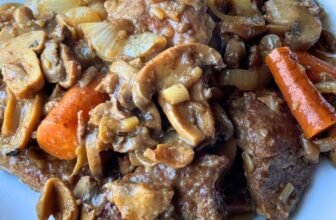 CROCK POT ROUND STEAK AND GRAVY