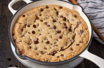 Skillet Chocolate Chip Cookie | Cookies & Cups
